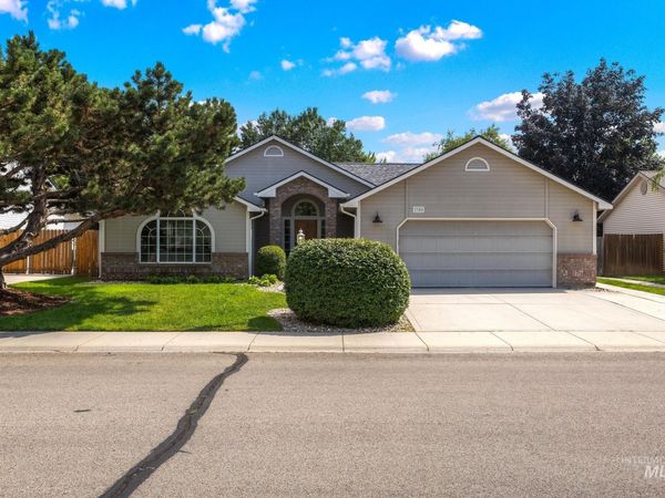 2305 E Chateau Dr, Meridian, ID 83646