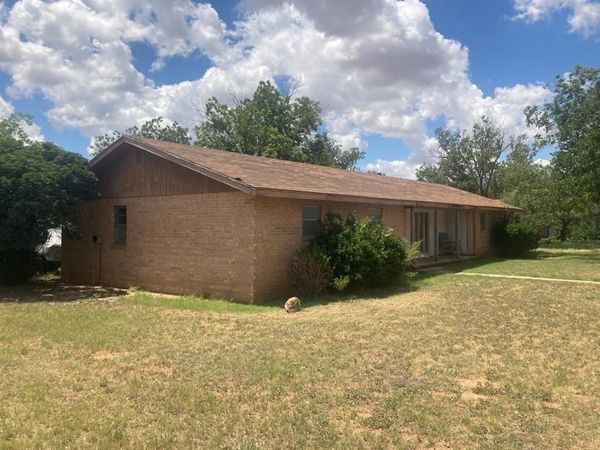 401 3rd Street , Roaring Springs, TX 79256