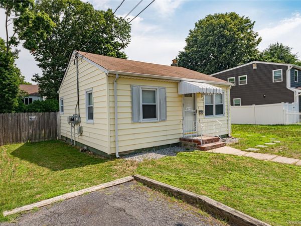 123 Cherubina Lane, Unit 123, North Babylon, NY 11703