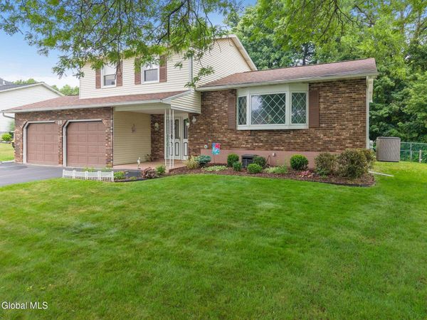 18 Fairway Lane, Schenectady, NY 12304