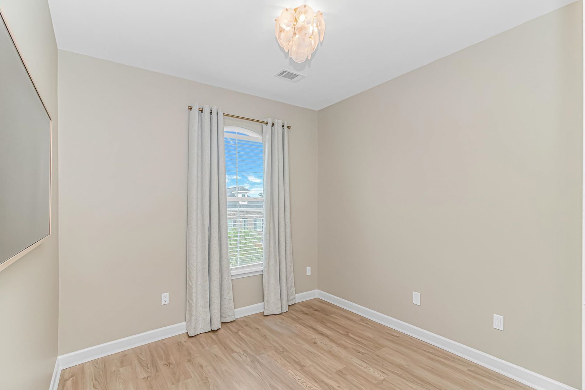 2798 Howard Ave. Photo 16