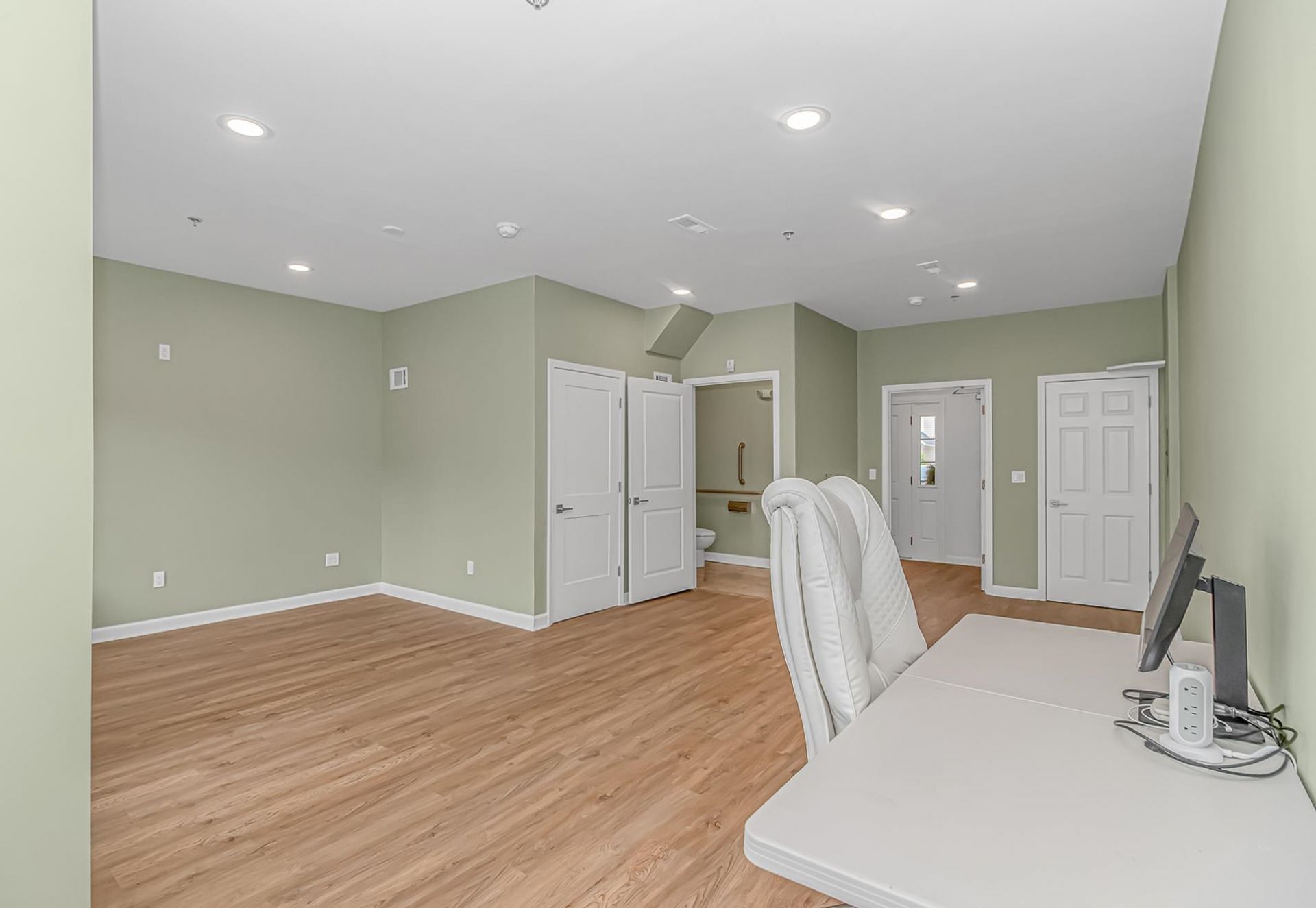 2798 Howard Ave. Photo 4