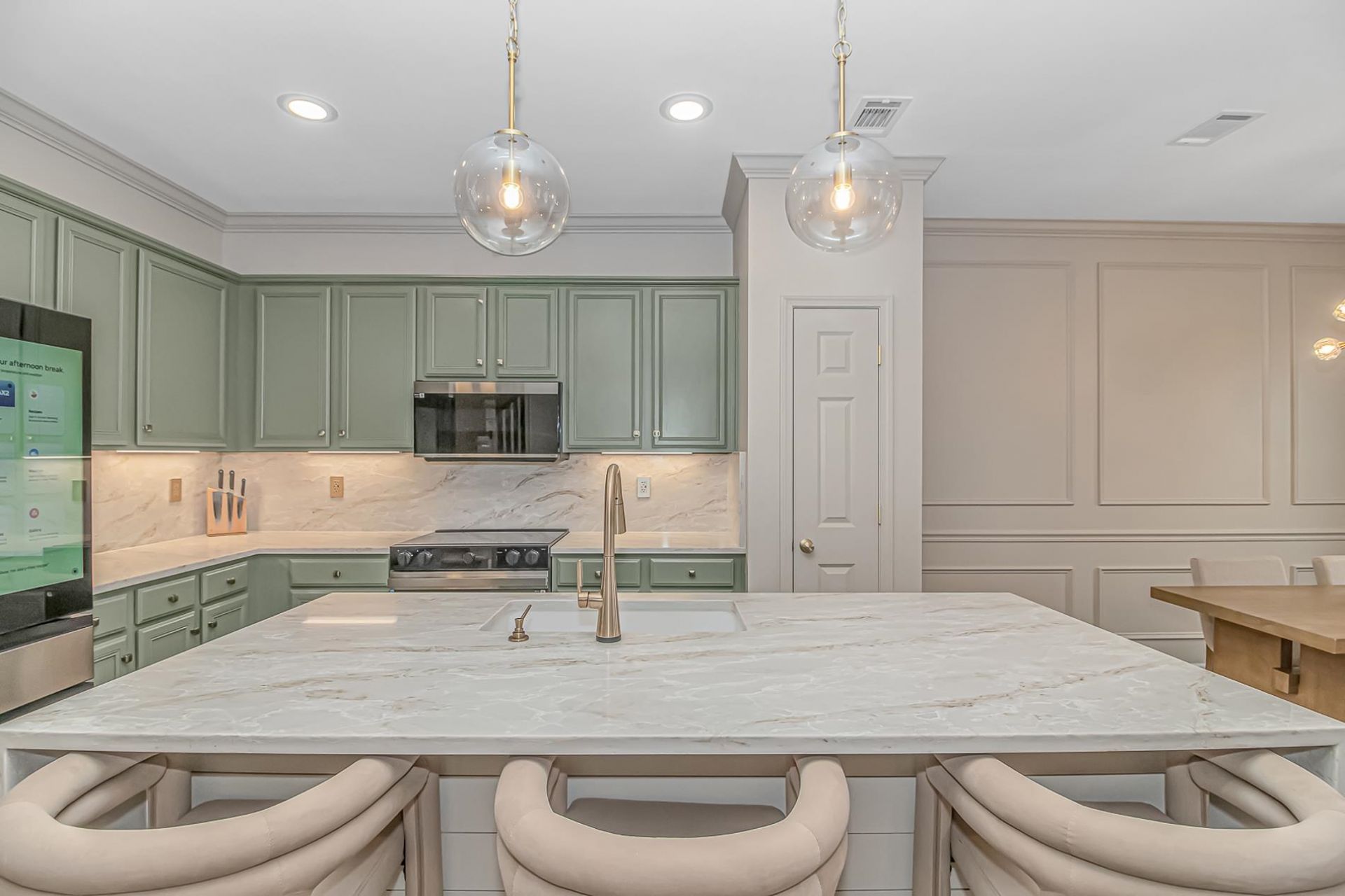 2798 Howard Ave. Photo 9