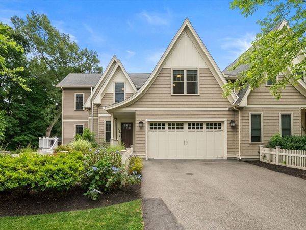 126 Walnut St, Unit 126, Wellesley, MA 02481