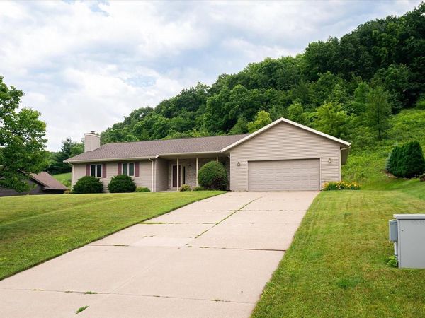 240 Red Apple DRIVE, La Crescent, MN 55947