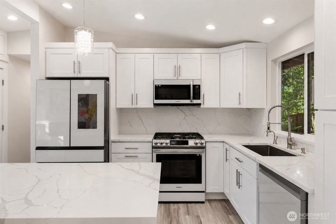 16436 SE 8th St , Bellevue, WA 98008