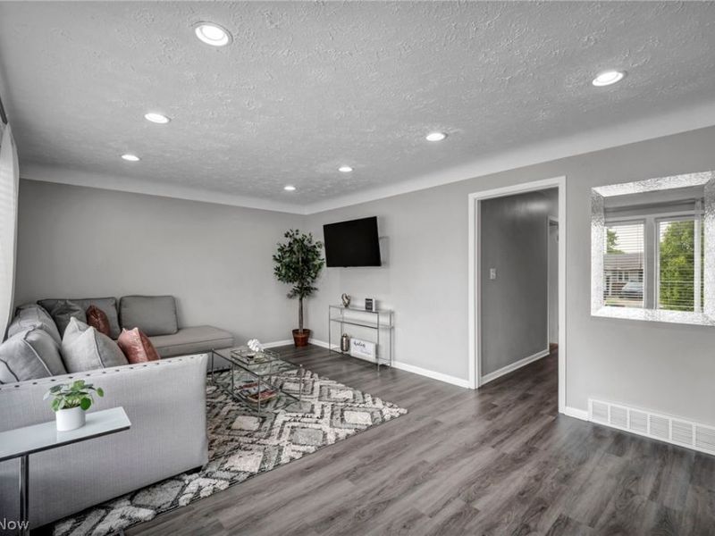 23733 Shurmer Drive, Warrensville Heights, OH 44128 Photo 5