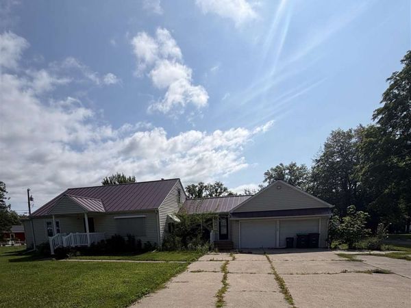 206 Flat Iron Dr, Columbus Junction, IA 52738