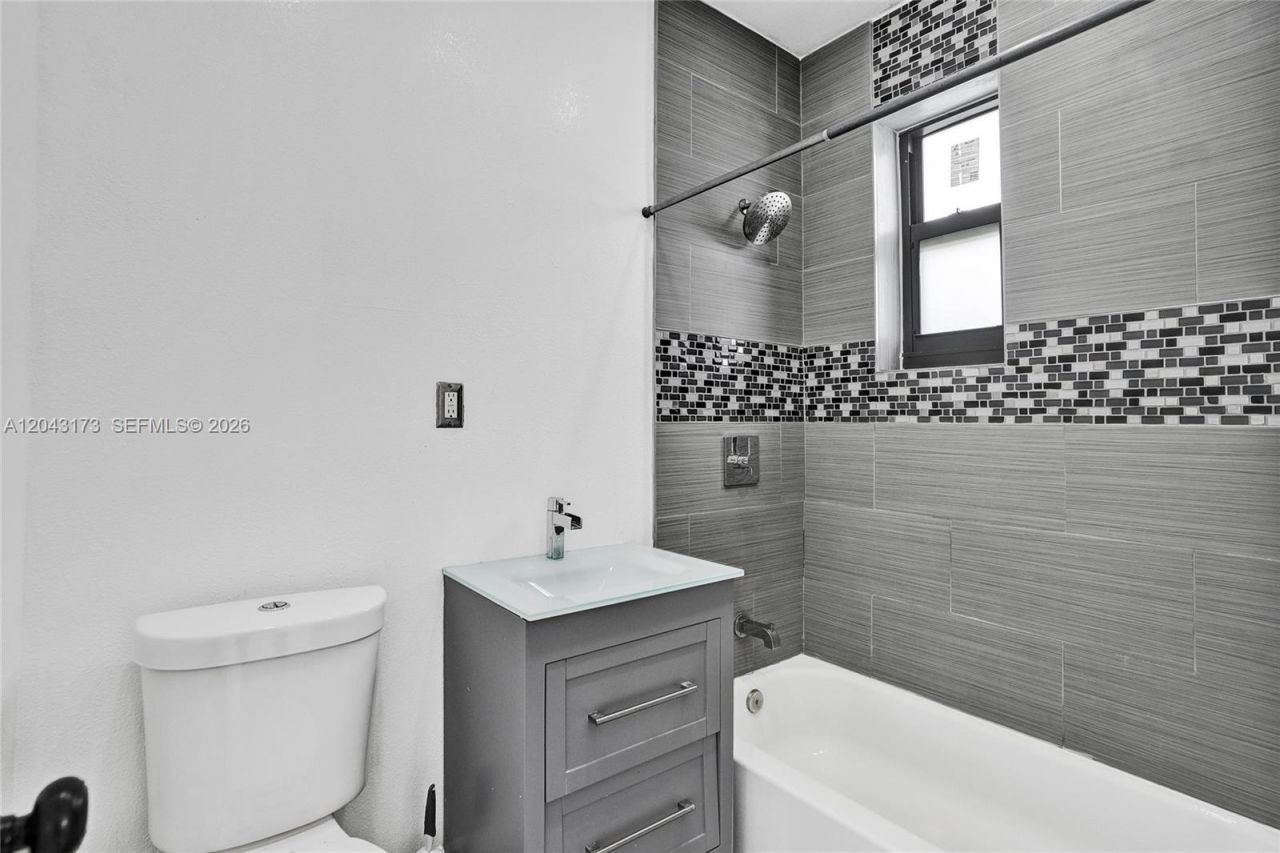1400 NE 148th St , Miami, FL 33161 Photo