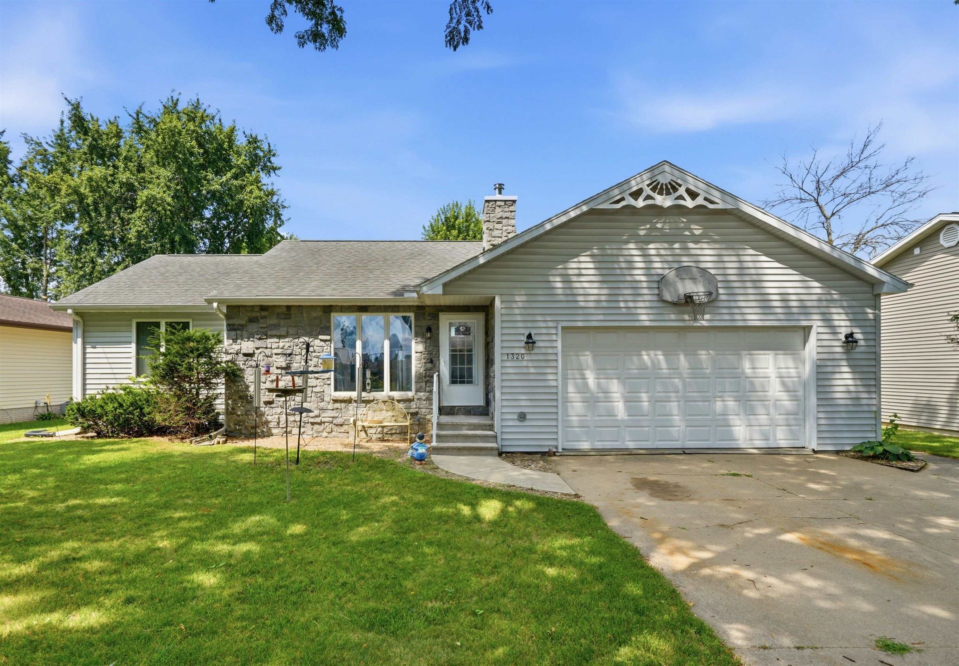 1320 N 5th Street, Manchester, IA 52057 Main Photo