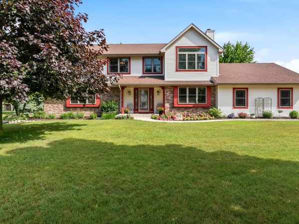 952 Arlon Ct, Belgium, WI 53004
