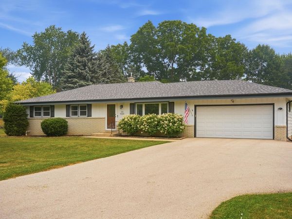N52W15412 El Rio Dr, Menomonee Falls, WI 53051