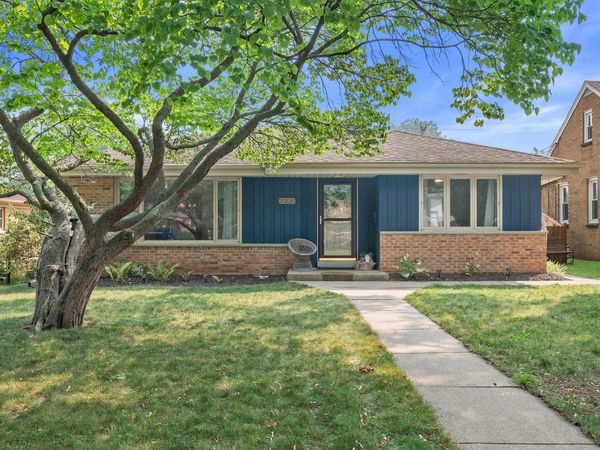 5684 N Milwaukee River Pkwy, Glendale, WI 53209