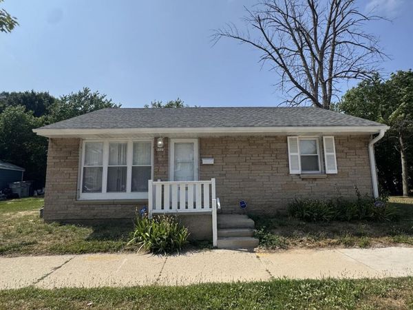 5525 N Long Island Dr, Milwaukee, WI 53209