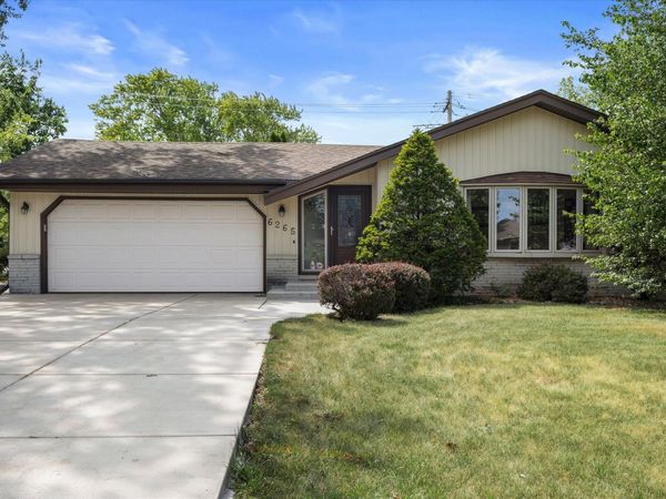 6265 S 38th St, Greenfield, WI 53221