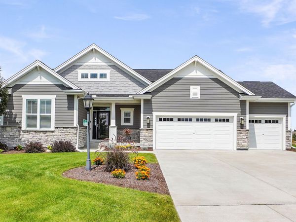 2929 Mendota Dr, Summit, WI 53066