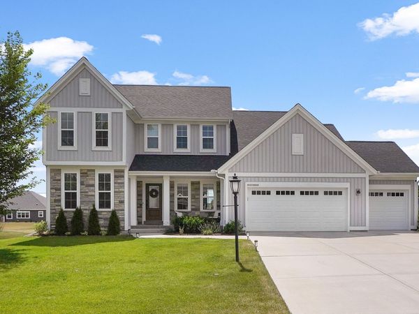 W223N4648 Seven Oaks Dr, Pewaukee, WI 53072
