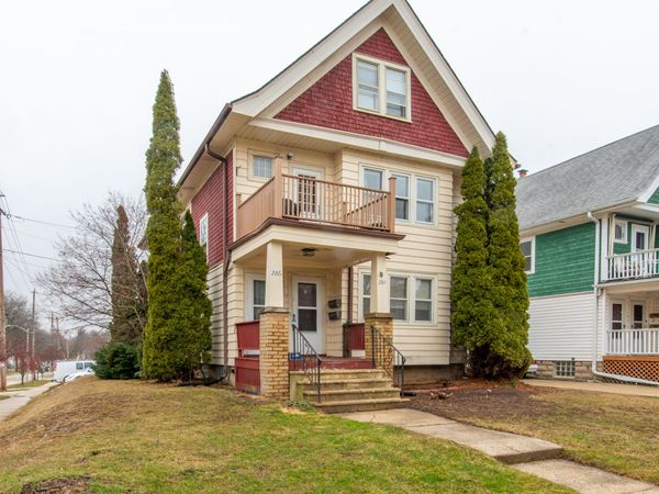 2184 N 69th St, Wauwatosa, WI 53213