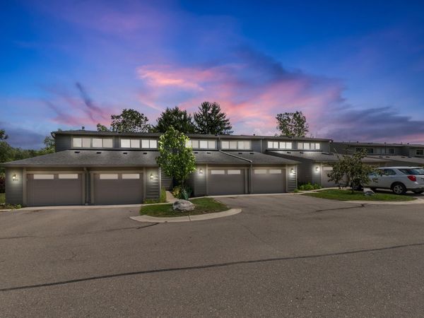 690 Peninsula Court, Ann Arbor, MI 48105