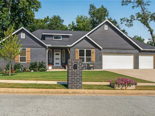 1423 Lee Street , Pea Ridge, AR 72751