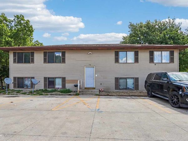 58 Northwood Dr., Hiawatha, IA 52233