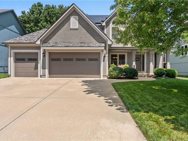 1824 NE Woodview Lane, Lee's Summit, MO 64086