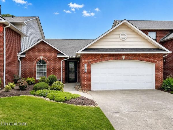 6914 PEMMBROOKE SHIRE Lane, Knoxville, TN 37909