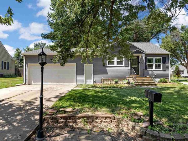 1300 English Blvd, Marion, IA 52302