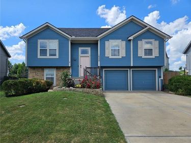 10220 N Lewis Avenue, Kansas City, MO 64157