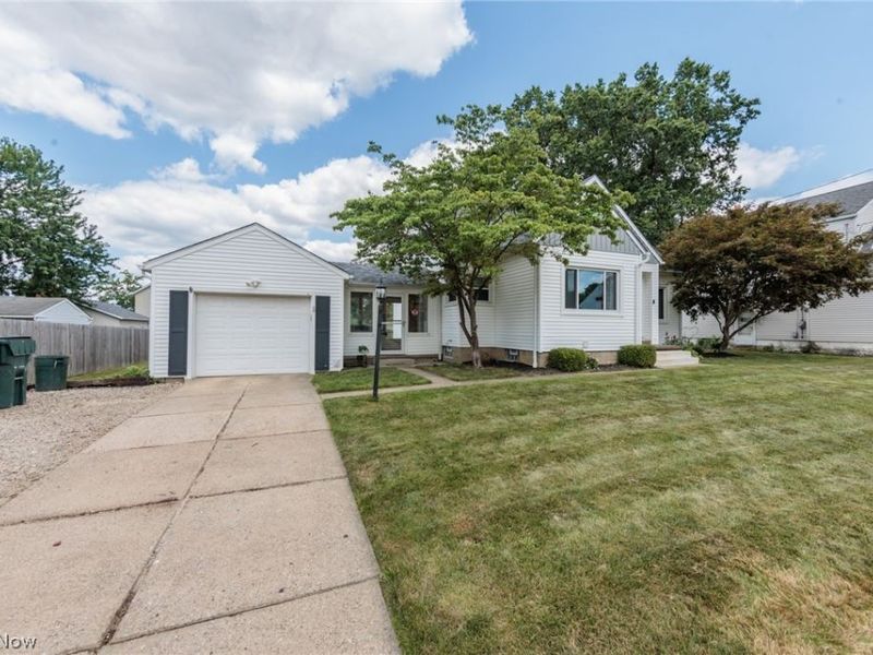 319 Kathron Avenue, Cuyahoga Falls, OH 44221 Photo 2