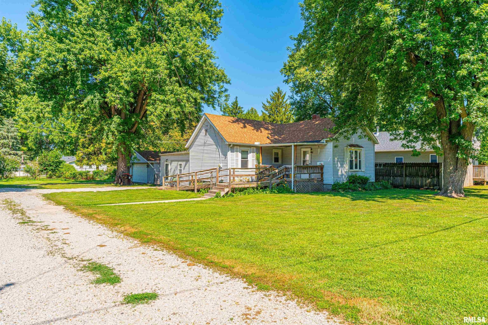 701 Palmer Avenue, Lincoln, IL 62656 Main Photo