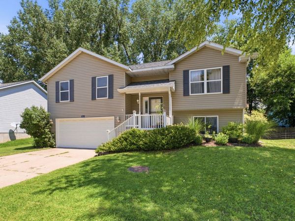 5803 Hillandale Road , Davenport, IA 52806