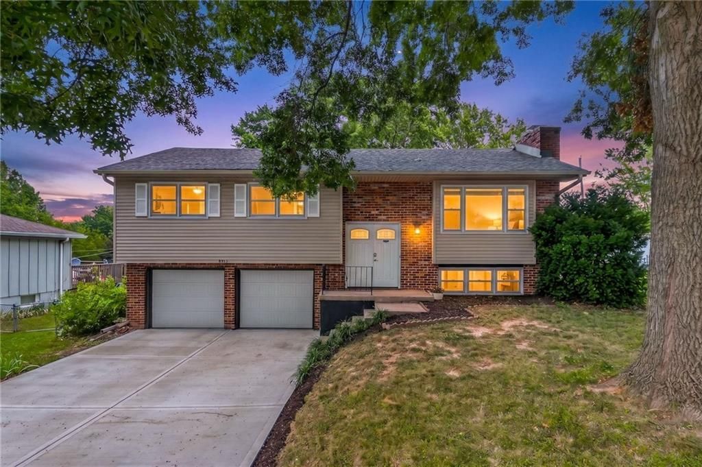8815 N Kenwood Avenue, Kansas City, MO 64155 Main Photo