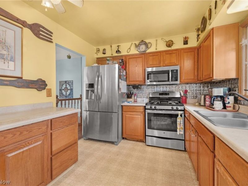 914 Stark Street , Sheffield Lake, OH 44054 Photo 14