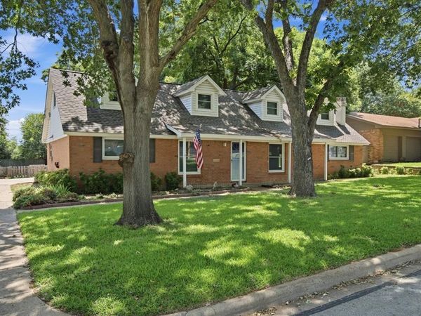 1301 Colonial Court , Arlington, TX 76013
