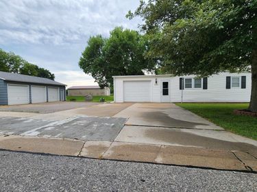 525 E 1st Street, Hickman, NE 68372