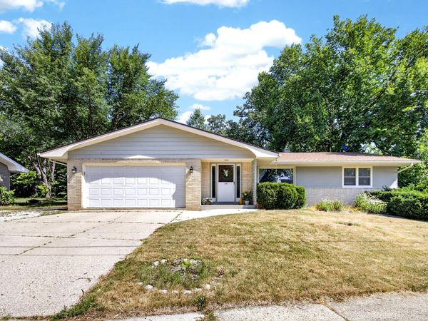 586 Oak St, Burlington, WI 53105