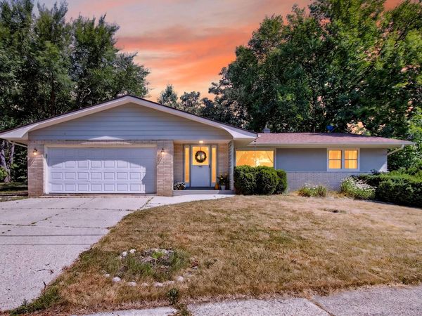 586 Oak St, Burlington, WI 53105