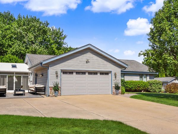 W236N7179 Meadow Ln, Sussex, WI 53089