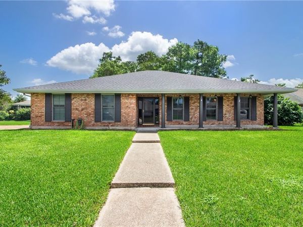 16 PARLANGE Drive , Destrehan, LA 70047