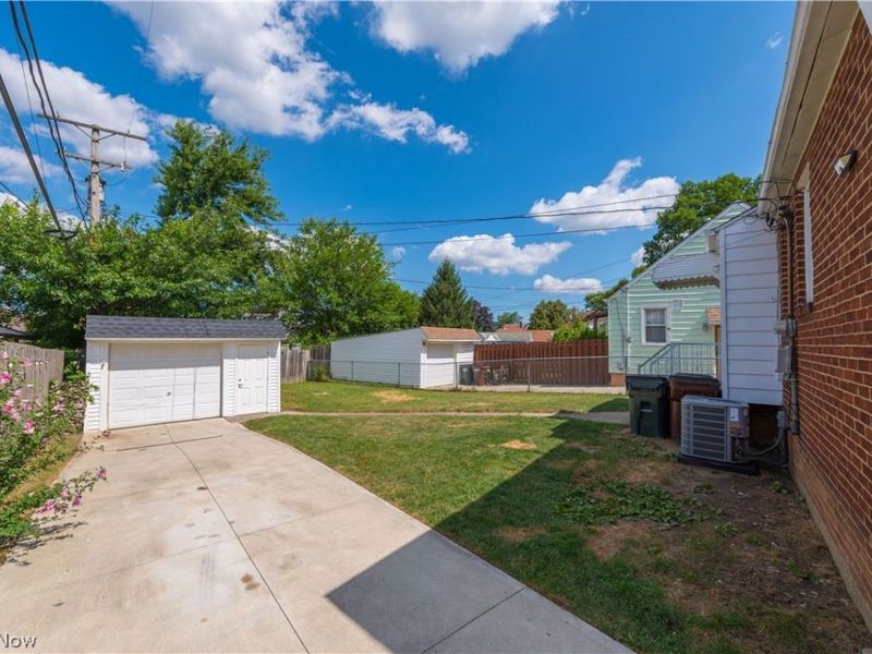 6358 Allanwood Drive, Parma, OH 44129 Photo 9