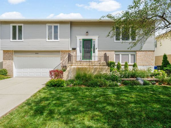 1826 W Catalpa Lane , Mount Prospect, IL 60056