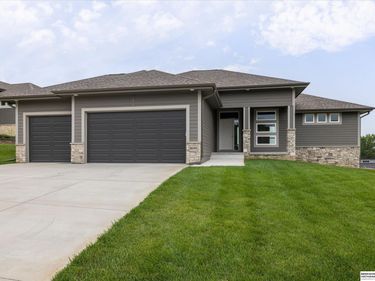 16071 Center West Hadan Drive, Bennington, NE 68007