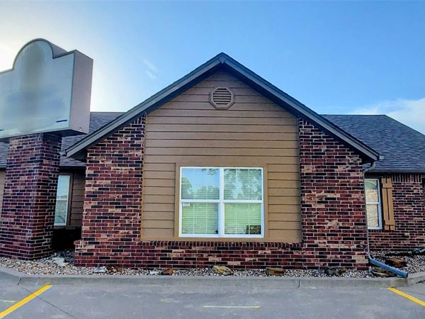 1916 W C Street , Jenks, OK 74037