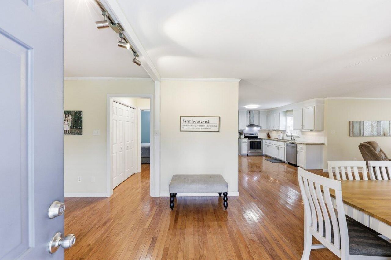 210 Carolina Avenue Photo 4
