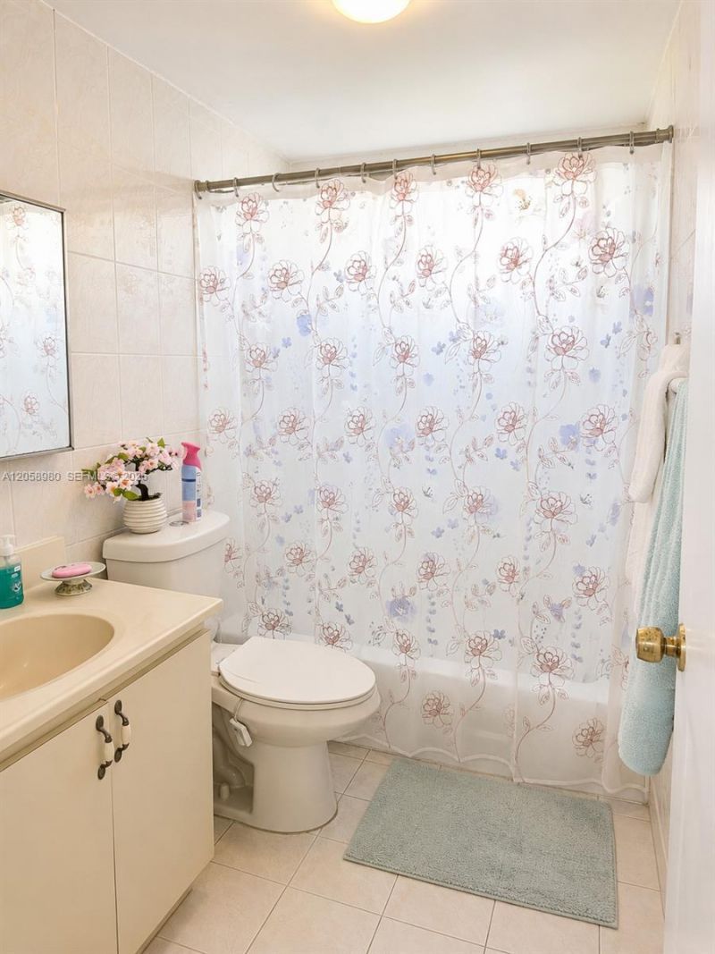 110 Royal Palm Rd, Unit 208, Hialeah Gardens, FL 33016 Photo