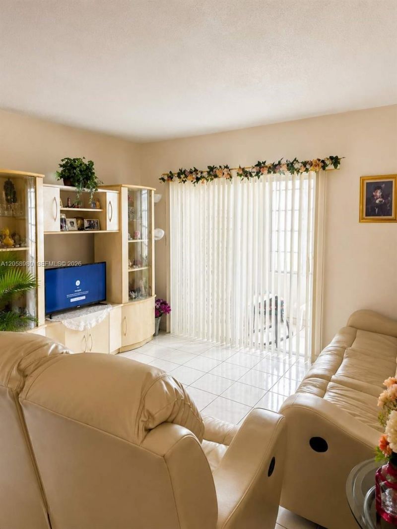 110 Royal Palm Rd, Unit 208, Hialeah Gardens, FL 33016 Photo