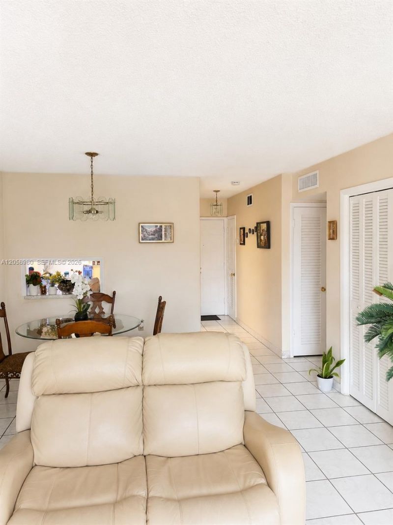 110 Royal Palm Rd, Unit 208, Hialeah Gardens, FL 33016 Photo