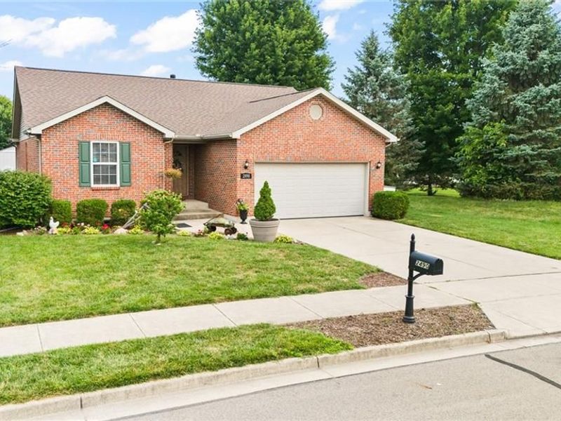 2490 Meadowpoint Drive, Troy, OH 45373 Photo 6