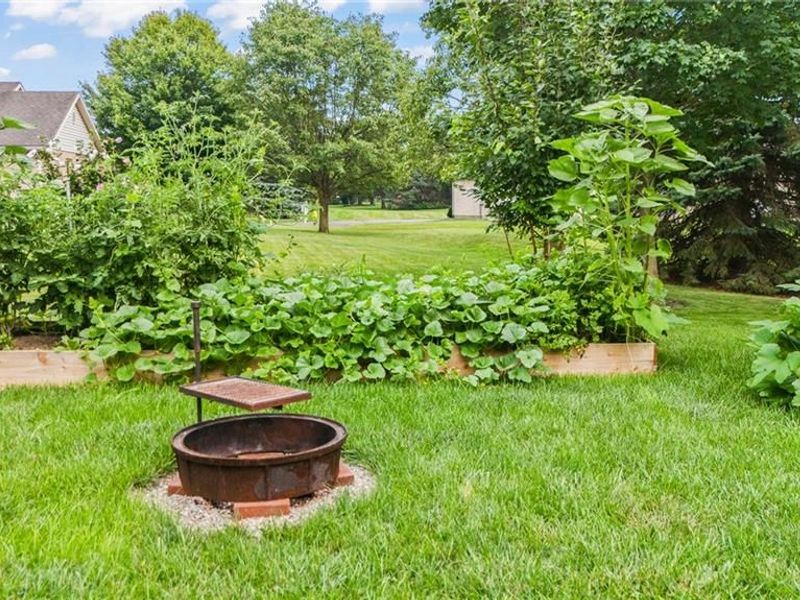 2490 Meadowpoint Drive, Troy, OH 45373 Photo 9